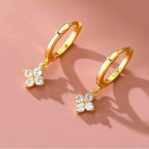 Dainty gold zirconia cloverleaf dangle earrings
